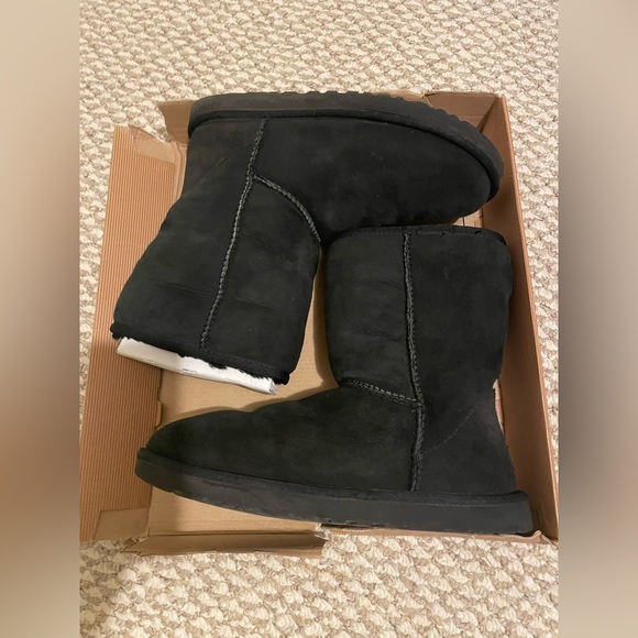 Black Classic Short Uggs - Picture 3 of 4